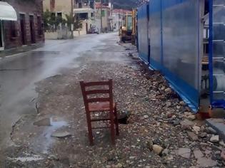 Φωτογραφία για Πλατάνα: Έβαλαν καρέκλα για να μην πέσουν στην τρύπα! (Φωτογραφίες)