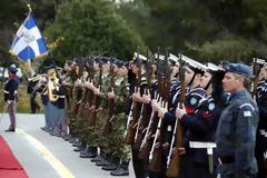Νέες μειώσεις έως 200 ευρώ στη μισθοδοσία, για την οποία... τελείωσε το χαρτί!