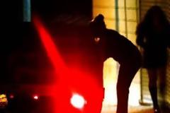 Πάτρα: Αφού «ικανοποιήθηκαν» τις πλάκωσαν στο ξύλο...
