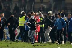 Είσοδος οπαδών, επίθεση σε Τζιμπούρ