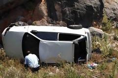 Έπεσε με το αυτοκίνητο σε γκρεμό 5 μέτρων
