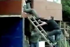 Οι καλύτερες τούμπες πάνω σε σκάλα [Video]