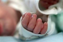 ''Ψάχνουμε φέρετρο για το μωρό μας''- Σοκαρει η απόγνωση του γιατρού που κινδυνεύει το παιδάκι του λόγω λάθους των συναδέλφων του