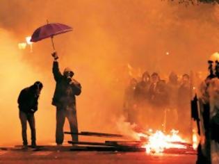 Φωτογραφία για Λάρνακα: Επίθεση κουκουλοφόρων στο σύλλογο του ΑΠΟΕΛ