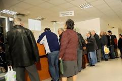 ΙΚΑ: Παράταση ισχύος βιβλιαρίων υγείας - Μαζική προσέλευση στα υποκαταστήματα