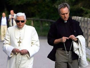 Φωτογραφία για Σάλος στο Βατικανό! «Ο Πάπας είναι gay και ερωτευμένος με τον γραμματέα του»