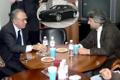 ΚΟΜΠΟΤΗΣ : ΔΩΡΟ ΑΥΤΟΚΙΝΗΤΟ ΚΑΝΟΥΝ ΣΤΙΣ ΓΚΟΜΕΝΕΣ, ΟΧΙ ΟΙ ΑΝΤΡΕΣ ΜΕΤΑΞΥ ΤΟΥΣ!