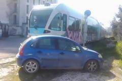 Πάτρα: Οδηγός πάρκαρε σχεδόν πάνω στις γραμμές του Προαστιακού! - Δείτε φωτο