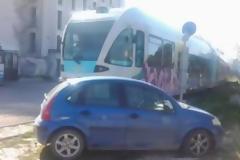 Πάτρα: Οδηγός πάρκαρε σχεδόν πάνω στις γραμμές του Προαστιακού!