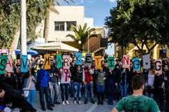 Ανθρώπινη αλυσίδα αντίστασης (Βίντεο)