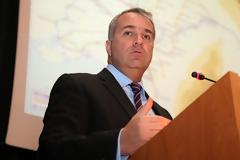 Με αυγά, καρέκλες και συνθήματα εργαζόμενοι «κυνήγησαν» και έδιωξαν τον Βορίδη - Δείτε video
