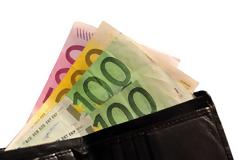 Έκαναν «φτερά» 4.800 ευρώ και 100 δολάρια από φορτηγό