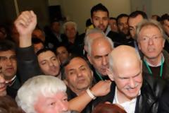 Με το σύνθημα «να 'τος ο πρωθυπουργός» υποδέχθηκαν τον Γιώργο Παπανδρέου στο συνέδριο του ΠΑΣΟΚ!