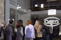 Πάτρα: Συνεχείς οι εντάσεις στις ατέλειωτες ουρές του ΟΑΕΔ – Έντονο φραστικό επεισόδιο την Πέμπτη