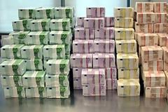 Δέκα νταλίκες ευρώ έσωσαν την Ελλάδα