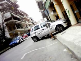 Φωτογραφία για Αυτοκίνητο σχολής οδηγών φράζει το πεζοδρόμιο στα Τρίκαλα