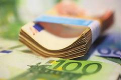 Δέκα νταλίκες ευρώ έσωσαν την Ελλάδα από το κραχ