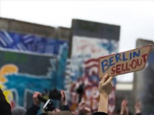Φωτογραφία για 6.000 διαδήλωσαν στο Βερολίνο για να μην καταστραφεί κομμάτι του Τείχους