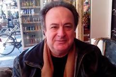 Συγχαίρουν στον δρόμο τον δικαστή που έριξε ισόβια στον Παπαγεωργόπουλο