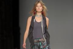Fashion trend: Το γκρι t-shirt στο look σας