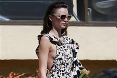 Το φόρεμα της Miranda Kerr «μπάζει» από το πλάι