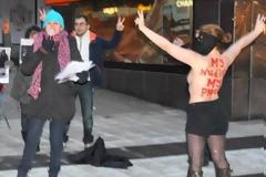 Γυμνόστηθες Ιρανές κομμουνίστριες διαμαρτυρήθηκαν κατά της μαντίλας