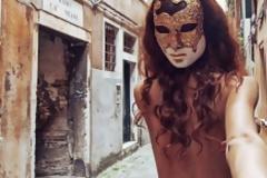 Η μυστηριώδης Μούσα που έγινε γνωστή στο Διαδίκτυο από την πλάτη της, δείχνει τώρα το πρόσωπο