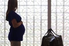 Γέννησε στο σπίτι και ζητάει επίδομα τοκετού