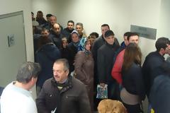 Πανζουρλισμός και εκνευρισμός στην ουρά του ΙΚΑ Ξάνθης