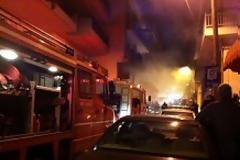 ΠΡΙΝ ΛΙΓΟ: Φωτιά ξέσπασε σε υπόγειο εργαστήριο στη Δελφών [Video]