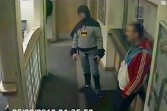 Ο Batman παρέδωσε ληστή στην αστυνομία!