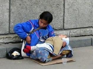 Φωτογραφία για Έχετε αναρωτηθεί ποτέ γιατί τα παιδιά που κρατούν οι ζητιάνες κοιμούνται συνεχώς;