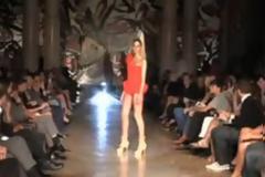 Επικό fail μοντέλου με... πατινάζ στην πασαρέλα (Video)
