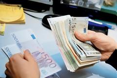 Το Δημόσιο πληρώνει με το... σταγονόμετρο