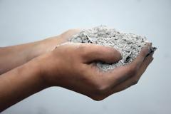 Μην πετάξεις τη στάχτη από το τζάκι. Δες πόσα πράγματα μπορείς να κάνεις!