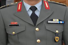 Γιατί άραγε δεν συμβιβάζεται η στολή με τις εκδηλώσεις διαμαρτυρίας, εφόσον φέρεται αξιοπρεπώς και όπως προβλέπεται;