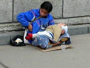 Φωτογραφία για ΣΟΚ! ΑΠΑΝΘΡΩΠΟ! Γιατί τα παιδιά που κρατούν οι ζητιάνες κοιμούνται συνεχώς;