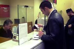 Πάρτε τα λεφτά από τις τράπεζες και τρέξτε;