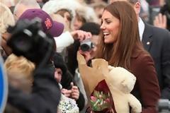 Κορίτσι περιμένει η Kate Middleton