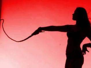 Φωτογραφία για Χανιά: Οι σερβιτόρες με 70€ φορούσαν ζαρτιέρες και κρατούσαν μαστίγιο!