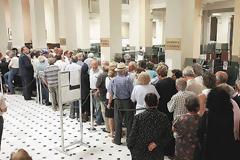 Λαμία: Ατελείωτες ουρές σε ΔΕΗ και Εφορία