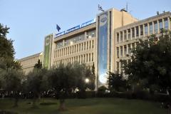 Η ΕΡΤ πληρώνει τον γιο, αλλά δουλεύει ο συνταξιούχος πατέρας του