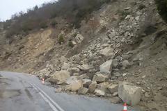 Ξάνθη: Κατολισθήσεις στο ένα ρεύμα του ορεινού δρόμου [video]
