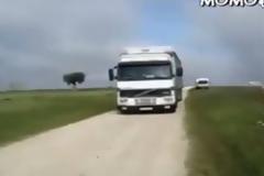 Δεν μπορείτε να φανταστείτε τι θα συμβεί με αυτό το φορτηγό...