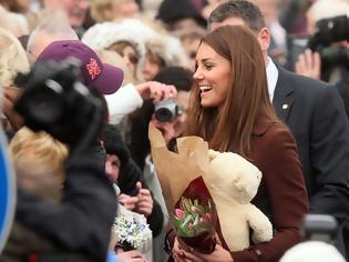 Φωτογραφία για ΟΥΠΣ η Kate Middleton πρόδωσε το μυστικό! Περιμένει κοριτσάκι;