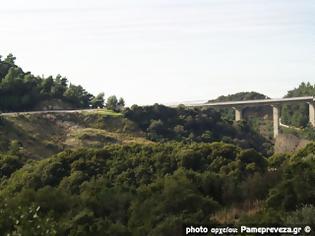 Φωτογραφία για Πρέβεζα: Έκλεισε πριν λίγο η ε.ο. Πρέβεζας Ηγουμενίτσας στην Γέφυρα της Δέσπως