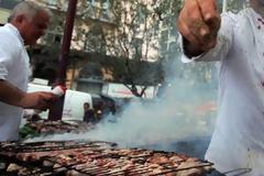 Μέχρι και πανέρια με γαρύφαλλα μεσημεριάτικα 
