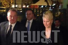 Αποθέωσαν τον Κ. Καραμανλή και τη σύζυγό του Νατάσσα - Αποδοκίμασαν τον Σαμαρά