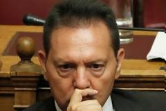 Ο υπουργός Οικονομικών φοβάται να βγει από το σπίτι του...
