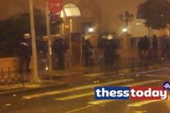 Επεισόδια στο κέντρο της Θεσσαλονίκης μεταξύ αστυνομικών και νεαρών που πετούσαν.... περγαμόντα